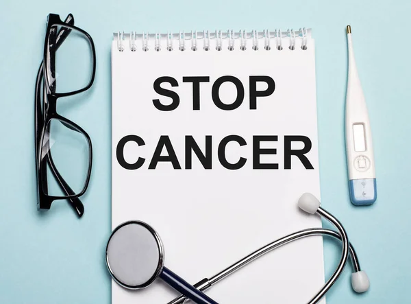Stop Krebs Steht Auf Einem Weißen Notizblock Neben Einem Stethoskop — Stockfoto