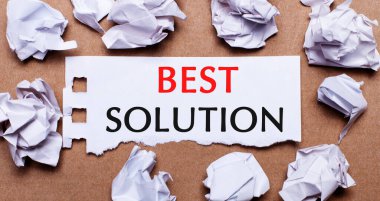 Açık kahverengi arkaplan üzerine beyaz kağıda yazılmış en iyi solüsyon.