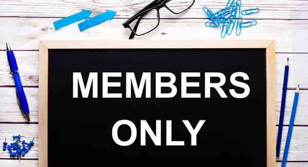 Üyeler sadece mavi ataçlar, kalemler ve kalemlerin yanına siyah bir not panosuna yazılmıştı..