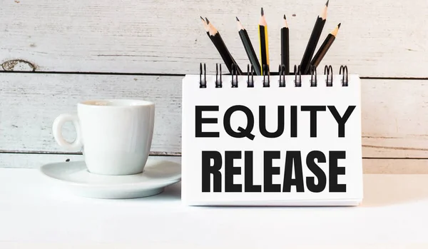 Palavras Equity Release Está Escrito Bloco Notas Branco Perto Uma — Fotografia de Stock