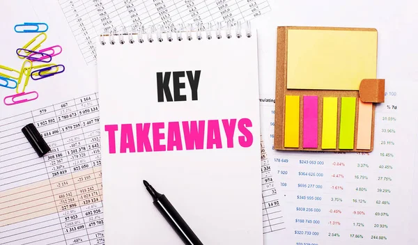 Üzerinde Key Takeaways Yazan Bir Defter Bir Işaret Renkli Ataçlar — Stok fotoğraf