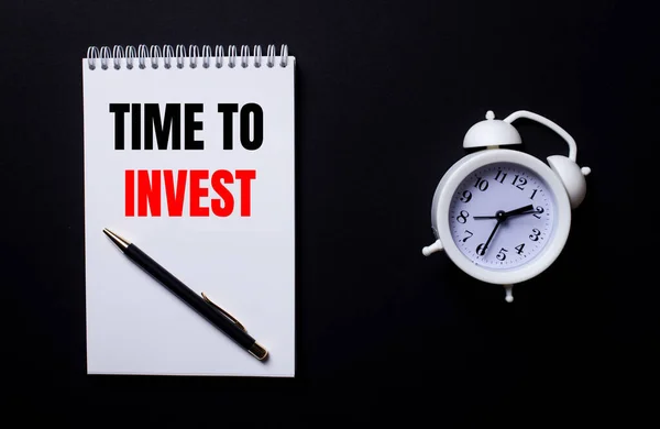 Tempo Investimento Escrito Bloco Notas Branco Perto Despertador Branco Fundo — Fotografia de Stock