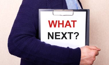 Sırada beyaz bir çarşafta duran bir adamın yazdıkları var.