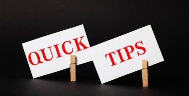 Tahta mandallarla ilgili siyah bir arkaplanda, QUICK TIPS yazılı iki beyaz kart