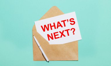 Açık mavi bir arka planda açık bir el işi zarfı, beyaz bir kalem ve beyaz bir kağıt parçası uzanır.