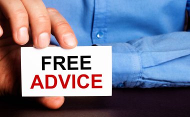Ücretsiz ADVICE bir adamın elindeki beyaz kartvizitle yazılır. Reklam kavramı