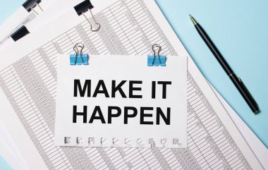 Açık mavi arkaplanda, dokümanlar, bir kalem ve mavi ataçlar üzerine bir sayfa kağıt var. İş konsepti.