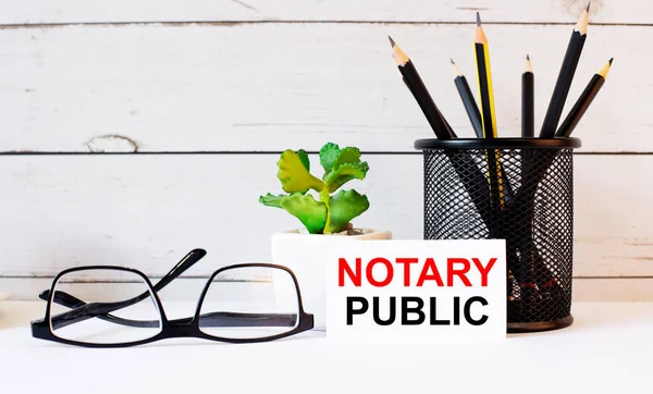 Слова Notary Public Написаны Белой Визитной Карточке Рядом Карандашами Подставке — стоковое фото