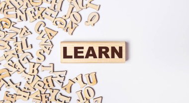 Hafif bir arkaplanda, tahta harfler ve üzerinde 