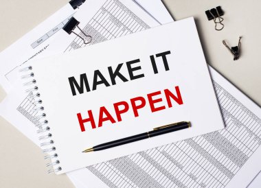 Masaüstünde dokümanlar, kalem, siyah ataçlar ve içinde 