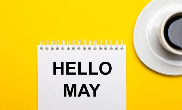 노란색 배경에 커피와 Hello May 단어가 패드가 — 스톡 사진