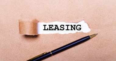 Yırtık kağıt, beyaz arkaplan ve metin kaldırma. Yakınlarda siyah bir kol var. Yukarıdan görüntüle