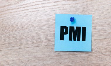 Açık ahşap bir arkaplanda - PMI Proje Yönetimi Enstitüsü metni içeren açık mavi bir kare etiketi