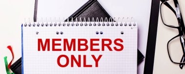 Üyeler sadece siyah çerçeveli gözlüklerin yanındaki beyaz bir defterde kırmızıyla yazılır..