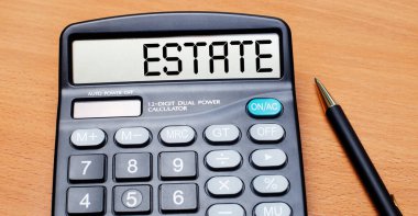 Tahta bir masanın üzerinde siyah bir kalem ve üzerinde 