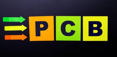 Siyah arkaplanda PCB Yazdırılmış Devre Tahtası ile birlikte çok renkli parlak kağıt etiketleri