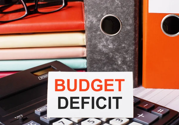 Поряд Щоденниками Теками Документами Калькуляторі Біла Картка Написом Budget Deficit — стокове фото
