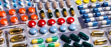 Çok renkli tabletlerle, antibiyotiklerle, yan yana viaminlerle kabarcıklar. Eczacılık firması. Tıbbi konsept