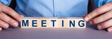 MeETING kelimesi bir insan tarafından ahşap küplerden yapılmıştır. İş konsepti