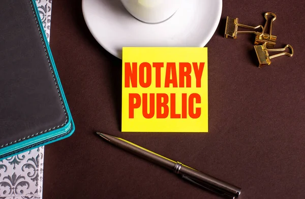 Слова Notary Public Написаны Желтой Бумаге Коричневом Фоне Возле Кофейной — стоковое фото