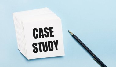 Açık mavi arka planda, siyah bir kalem ve üzerinde CASE Study yazan bir yığın beyaz kağıt var.
