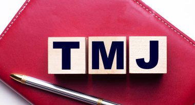 TMJ, ağılın yanındaki bordo bir defterin üzerinde duran tahta küplerden oluşuyordu. İş konsepti