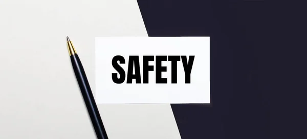 Чорно Білому Тлі Лежить Ручка Біла Картка Текстом Safety — стокове фото
