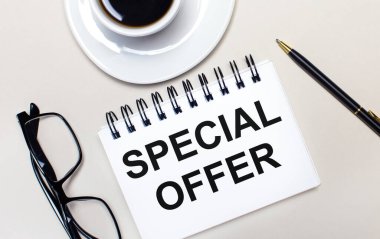 Bardaklar, beyaz bir fincan kahve, üzerinde 