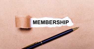 Yırtık Kraft kağıdı, beyaz arkaplan ve metin Üyeliği. Yakınlarda siyah bir kol var. Yukarıdan görüntüle