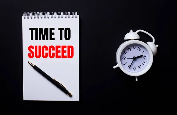 Time Succeed Written White Notepad White Alarm Clock Black Background — Stock Photo, Image