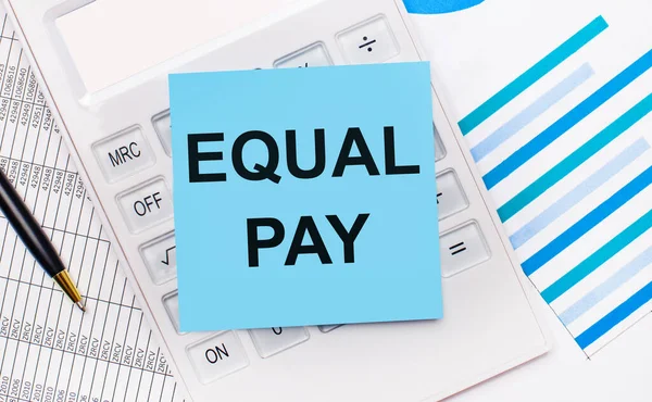 Робочому Столі Білий Калькулятор Синьою Наклейкою Текстом Equal Pay Ручкою — стокове фото