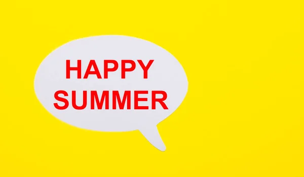 Jasnożółtym Tle Biały Papier Słowami Happy Summer — Zdjęcie stockowe