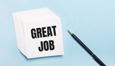 Açık mavi arka planda, siyah bir kalem ve üzerinde 