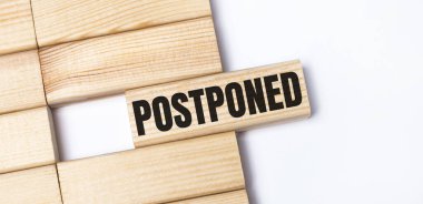 Hafif arkaplanda, ahşap bloklar var. Üst görünümü kapat.