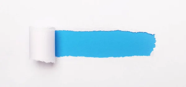 Parlak mavi arkaplanda, yırtık çizgili beyaz kağıt ve metni yerleştirecek bir yer. Şablon
