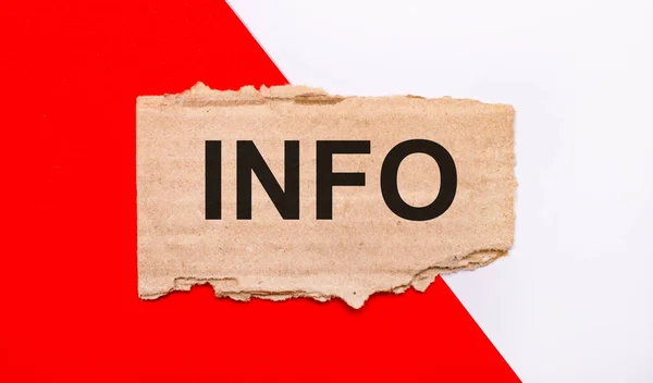 Een Witte Rode Ondergrond Bruin Gescheurd Karton Met Tekst Info — Stockfoto