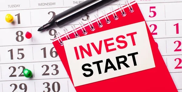 Sul Calendario Una Carta Bianca Con Testo Invest Start Nelle — Foto Stock