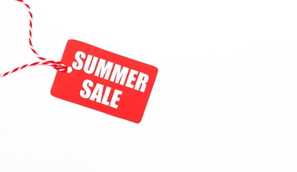 Napis Summer Sale Czerwonej Metce Cenowej Jasnym Tle Koncepcja Reklamy — Zdjęcie stockowe