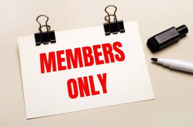 Açık bir arkaplanda, siyah bir işaretleyici ve siyah ataçlar üzerinde sadece metin Üyeleri ile beyaz bir sayfa