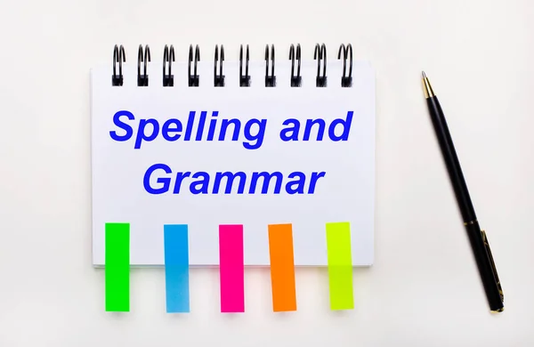 Světlém Pozadí Tužka Zápisník Textem Spelling Grammar Světlé Samolepky — Stock fotografie