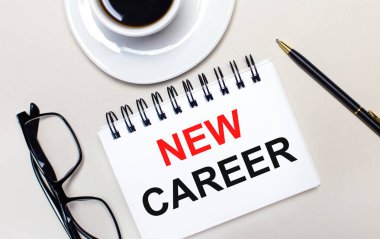 Bardaklar, beyaz bir fincan kahve, üzerinde 