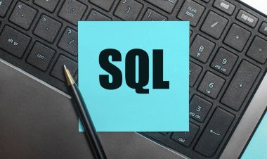 Bilgisayar klavyesinde SQL Yapılandırılmış Sorgu Dili yazılı bir kalem ve mavi bir çıkartma vardır. Düz yatıyordu.