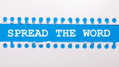 Mavi bir arkaplanda metni dağıt Kelimeyi iki beyaz yırtık kağıt şerit.