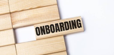 Hafif bir arkaplanda, ahşap bloklar ve ONBOARDING. Üst görünümü kapat.