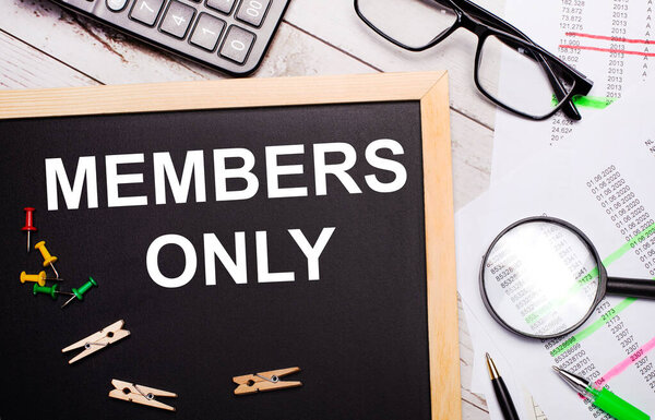 На рабочем столе есть калькулятор, рапорты, очки, увеличительное стекло, ручки и доска с прищепками и текстовыми мемберами ТОЛЬКО. Концепция бизнеса.