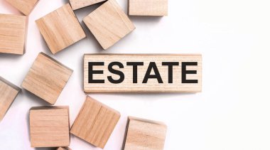 Hafif bir arka planda, tahta küpler ve üzerinde 