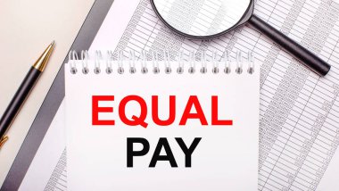 Masaüstü büyüteci, raporlar, EQUAL Ödeme yazılı kalem ve defter. İş konsepti