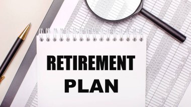 Masaüstü büyüteci, raporlar, metin düzeltme planlı kalem ve defter. İş konsepti