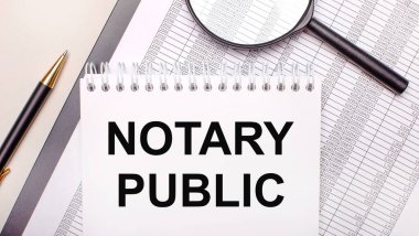 Masaüstü büyüteci, raporlar, kalem ve defter ile metin NOTARY PUBLIC. İş konsepti