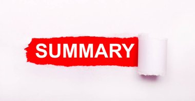 Parlak kırmızı zemin üzerinde, yırtık çizgili beyaz kağıt ve yazıt SUMMARY.